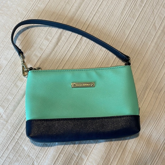 Banana Republic Handbags - NWOT Banana Republic Synthetic Leather Clutch/Wristlet